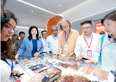 全球多家主流媒體齊聚天味食品，探尋復(fù)合調(diào)味品行業(yè)領(lǐng)先者，如何以科技創(chuàng)新和匠心獨運，“智”造出引領(lǐng)美味生活的新密碼。
